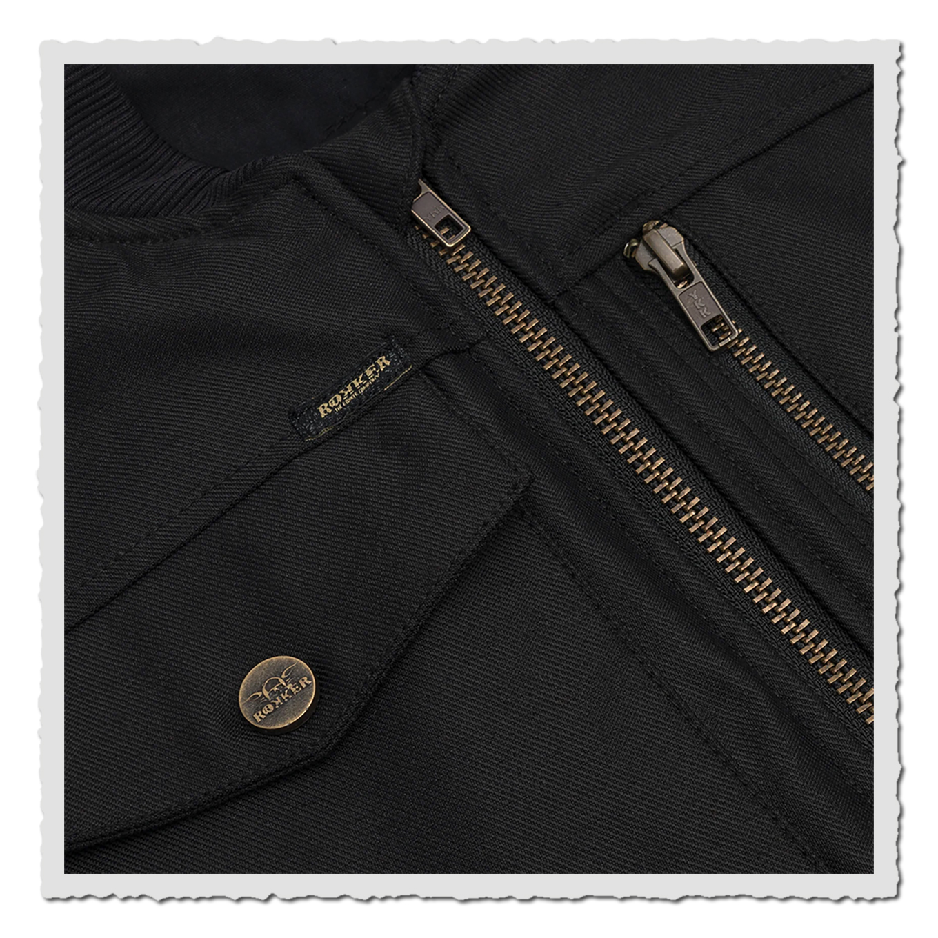 Nahaufnahme schwarze Weste mit zwei Metall-Reißverschlüssen, Logo-Label und Druckknopf auf Stoffstruktur.